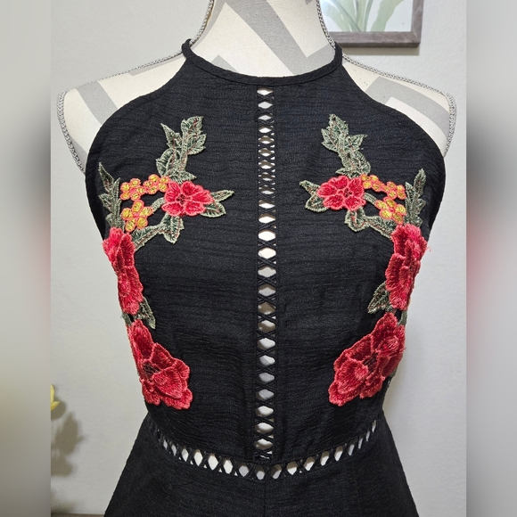 NWT SELFIE LESLIE Black Sleeveless Romper with Floral Applique, Size Small - Picture 3 of 11